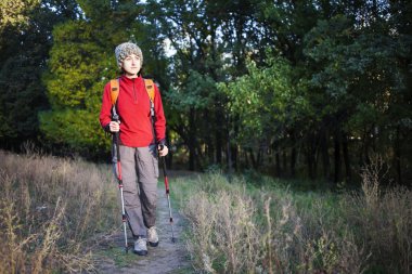 Bir kadın bir sırt çantası ile.