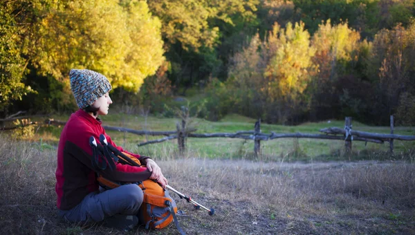 Girl sitting on the grass. — Stock Photo, Image