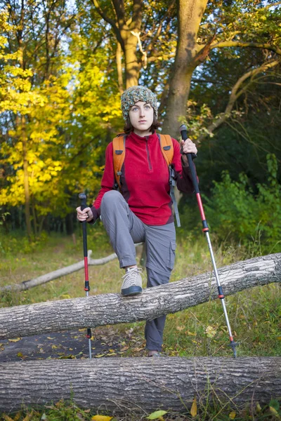 Flickan med ryggsäck. — Stockfoto