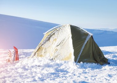 Kar ayakkabılarını ve mavi gökyüzü karşı çadır.