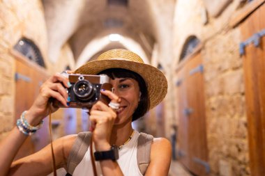 Genç fotoğrafçı kız fotoğraf çekiyor ve çekim sürecinden zevk alıyor. Arap ülkelerinde seyahat etmek. Seyahat ve tatil.