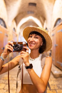 Mutlu kız turist, blogu için Arap ülkelerinde seyahat hakkında fotoğraflar çekiyor. Kameralı kız.