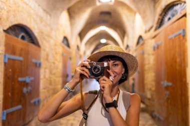 Genç fotoğrafçı kız fotoğraf çekiyor ve çekim sürecinden zevk alıyor. Arap ülkelerinde seyahat etmek. Seyahat ve tatil.