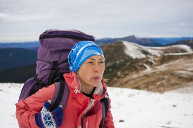 Sırt çantası kızla bir dağ iz devam ediyor.