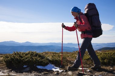 Sırt çantası kızla dağlarda seyahat.