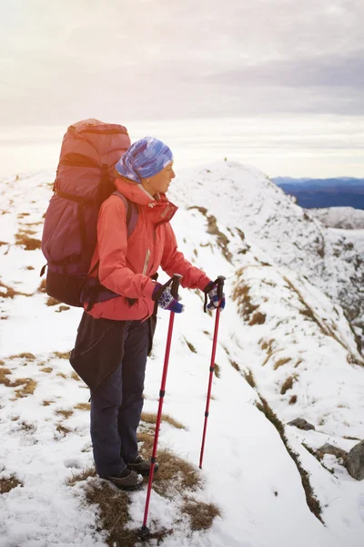 Dziewczyna z plecak jest podróżowanie w górach. — Zdjęcie stockowe