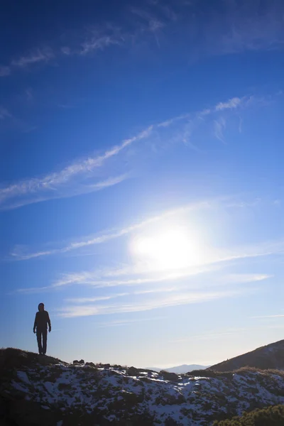 산 위에 여자의 실루엣. — 스톡 사진