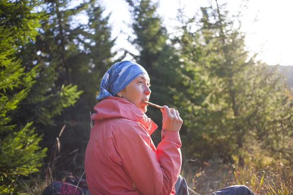 Mujer comiendo galleta en la naturaleza . — Foto de Stock