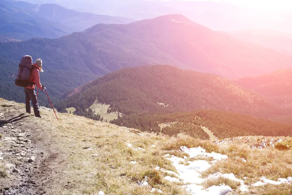 Das Mädchen mit dem Rucksack. — Stockfoto