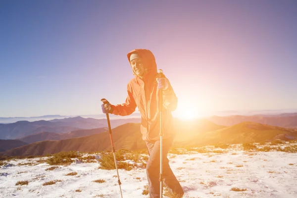 Το κορίτσι που περπατάει μέσα από το χιόνι στα βουνά. — Φωτογραφία Αρχείου