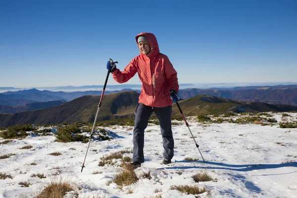 Atleta corre no inverno nas montanhas . — Fotografia de Stock