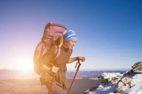 Chica solitaria viaja a través de las montañas . — Foto de Stock