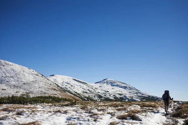 Menschen auf dem Weg in die Berge. — Stockfoto