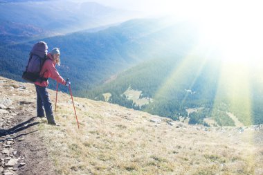 Sırt çantası ile kız.