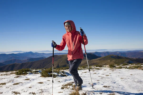 Atleta corre no inverno nas montanhas . — Fotografia de Stock