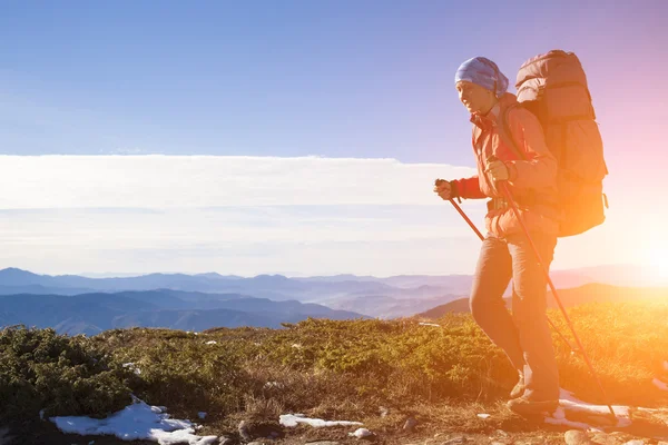 バックパックを持つ少女が山を旅します。. — ストック写真