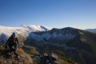 Dağlarda kız meditasyon.