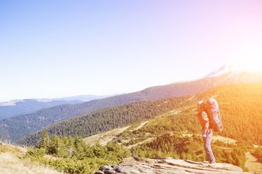 Kız bir sırt çantası ile tepeye tırmanıyor.