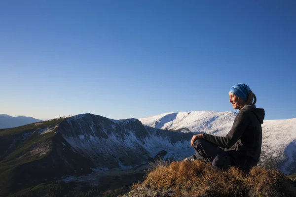 Silhouette girl on a background of mountains. — Stock Photo, Image