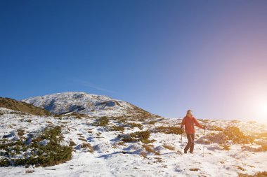 Atlet kışın dağlarda çalışır..