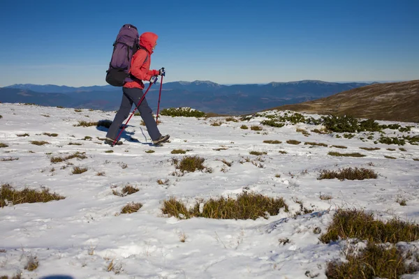 Fille se reposant dans les montagnes . — Photo