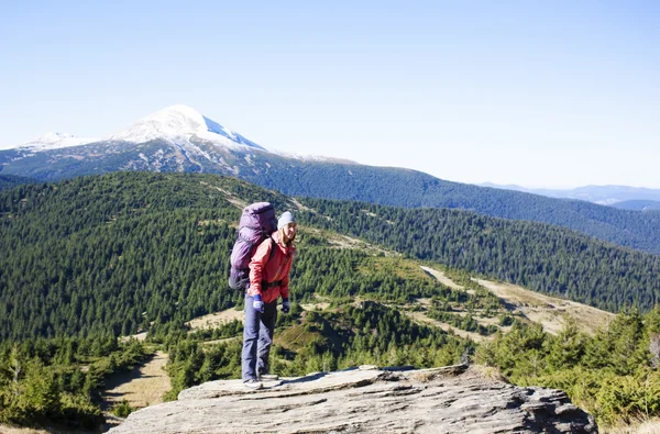 Mädchen mit Rucksack erklimmt Hügel. — Stockfoto