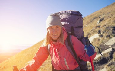 Bir sırt çantası ile cesur kız.