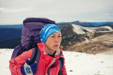 Bir sırt çantası ile cesur kız.