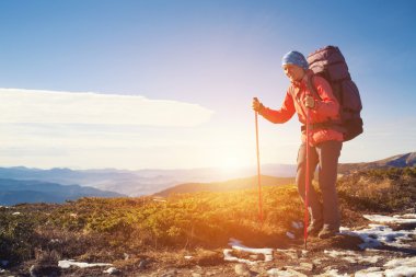 Bir sırt çantası ile cesur kız.