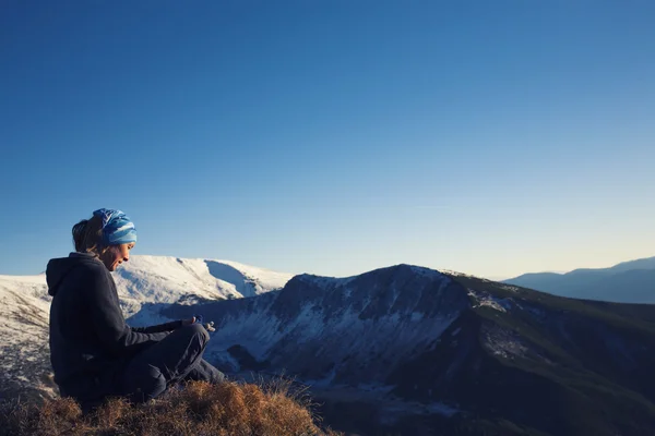 The girl relaxes in the mountains. — Stock Photo, Image