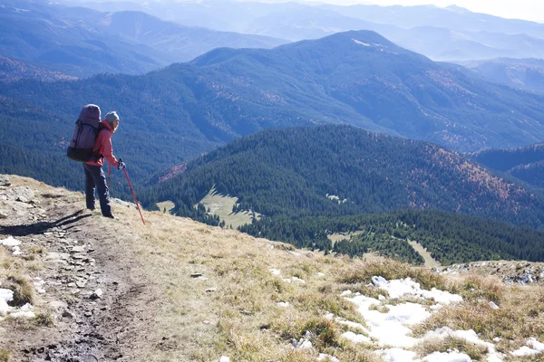 Das Mädchen mit dem Rucksack. — Stockfoto