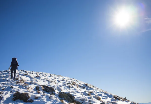 Sie reist durch die Berge. — Stockfoto