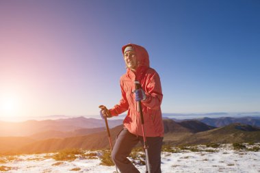 Atlet kışın dağlarda çalışır..