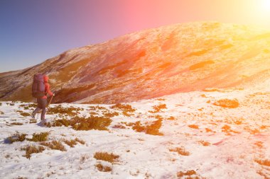 Dağcı kar üzerinden gider.