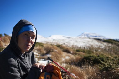 bir kız bir arka planda dağların portresi.