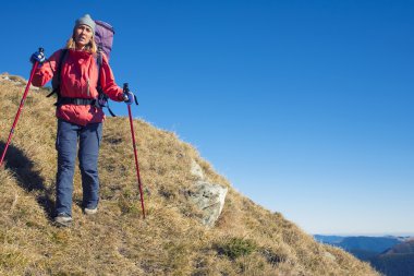 Bir kadın yokuş aşağı yürüyor.