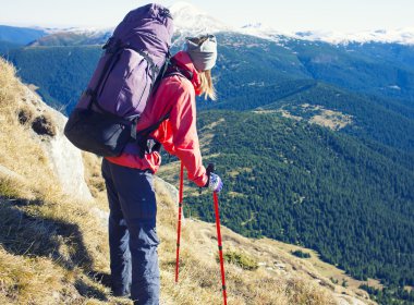 Bir kadın yokuş aşağı yürüyor.