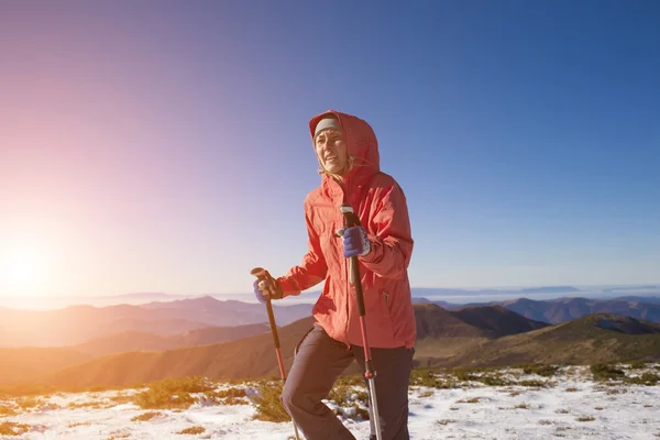Αθλητής τρέχει το χειμώνα στα βουνά. — Φωτογραφία Αρχείου