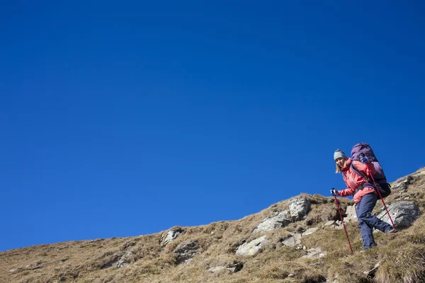 Flickan kommer ner från berget. — Stockfoto