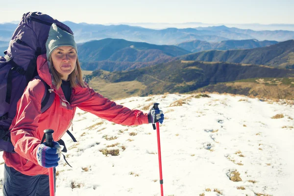 A menina com a mochila . — Fotografia de Stock