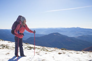 Genç kadının dağlarda spor yapması.