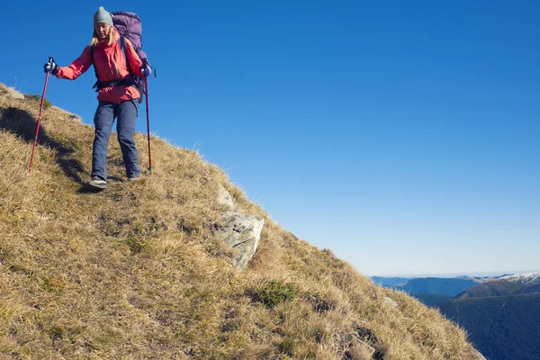 Een vrouw loopt naar beneden de helling. — Stockfoto