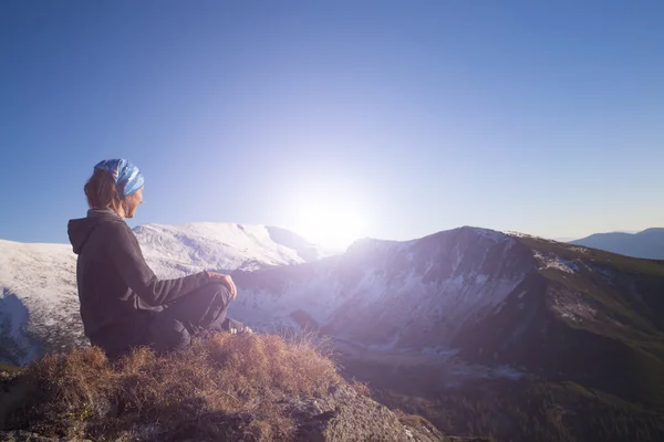 Girl meditates in the mountains. — Stock Photo, Image
