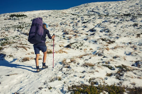 Das Mädchen mit dem Rucksack. — Stockfoto