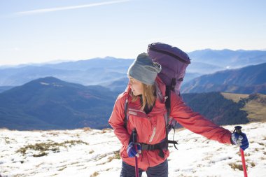 Bir sırt çantası ile etkin kız.
