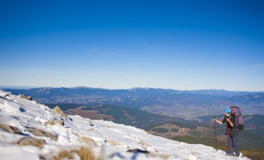 Kız hızlı dağda.