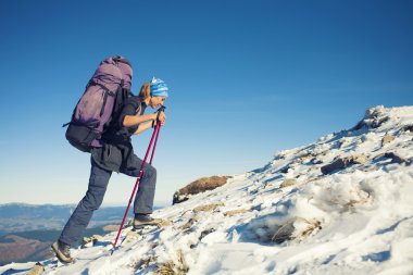 Turistik bir sırt çantası ile karlı yamaç olduğunu.
