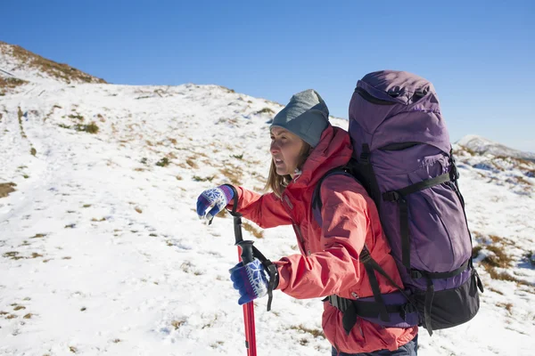 Menina ativa com uma mochila . — Fotografia de Stock