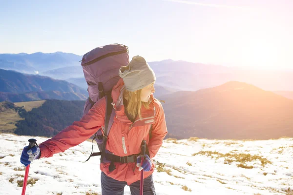 Menina ativa com uma mochila . — Fotografia de Stock