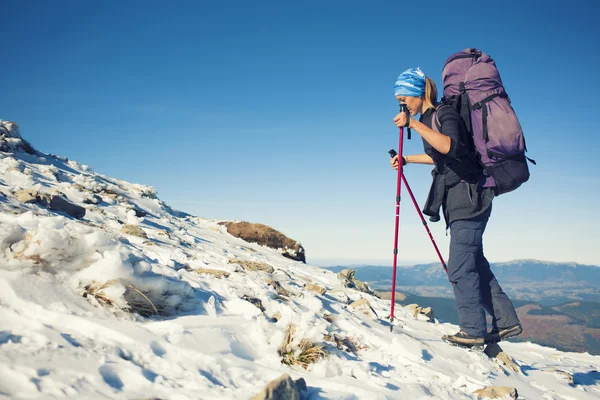 Das Mädchen mit dem Rucksack ist auf der Piste. — Stockfoto